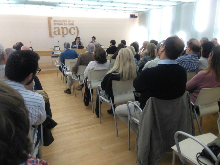Numeroso público acudió a la conferencia de Arcadi Espada en la Asociación de la Prensa.